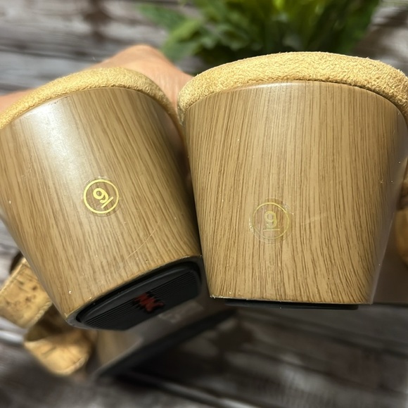 VIONIC Stylish Tan with Gold Cork Sandals with Gold Buckle Size 9 - Picture 7 of 9